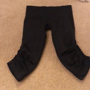 Adorable lululemon in the flow cropped leggings!